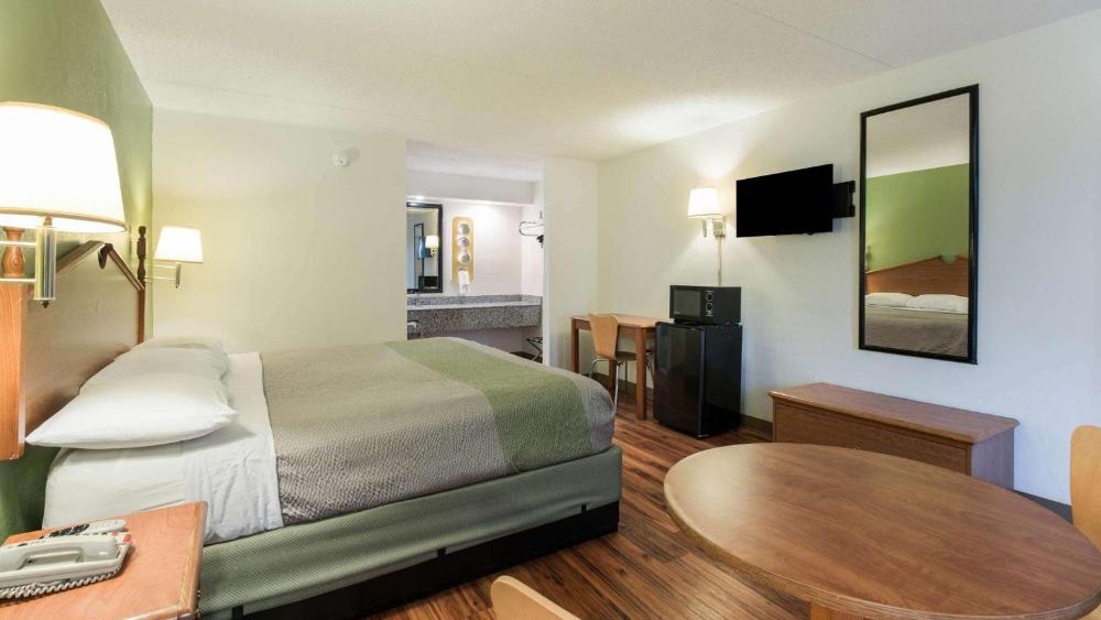 King Room - Non-Smoking interior